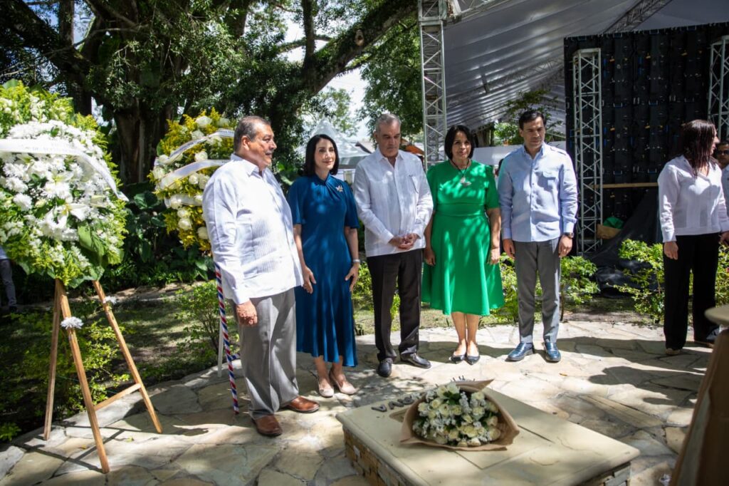 En acto por el centenario de su natalicio anuncia que el Gobierno desarrollará durante todo el año un programa de actividades en todo el país y en las representaciones diplomáticas dominicanas en el exterior para honrar su vida y legado.