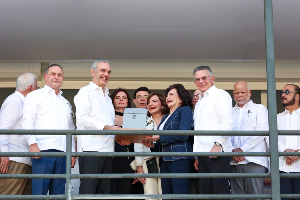 El ministro de Agricultura, Francisco Oliverio Espaillat destacó que el sector agropecuario aporta alrededor del 4.5% del PIB y genera más de 365 mil empleos directos y representa cerca del 7% de la población ocupada del país