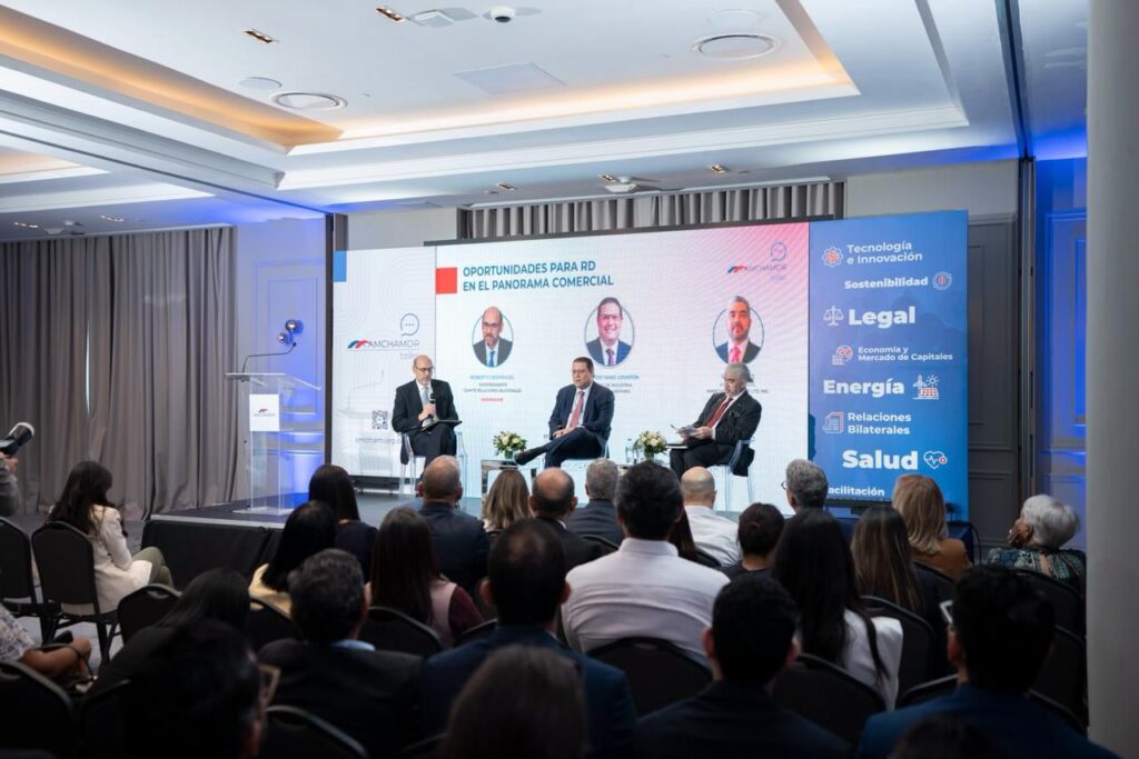El conversatorio en la Cámara Americana de Comercio de la República Dominicana (AMCHAMDR).