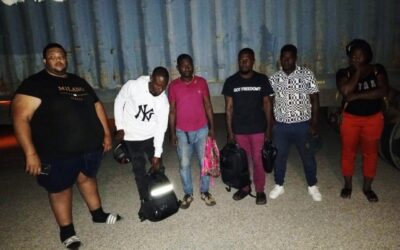 Uno de los indocumentados estaba escondido en la cabina de descanso de la patana.