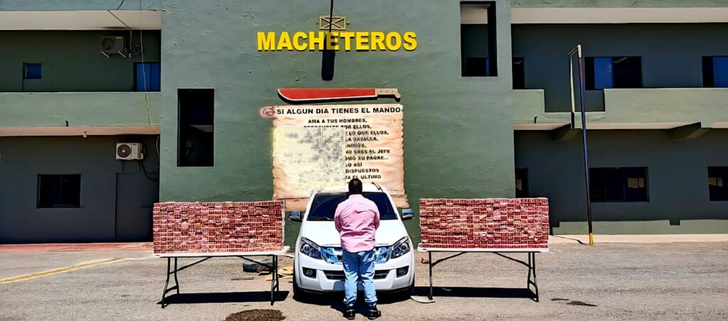 Los soldados ordenaron al vehículo detenerse para fines de inspección; sin embargo, el conductor aceleró la marcha lo que originó una persecución que culminó en un callejón donde finalmente fue interceptado.