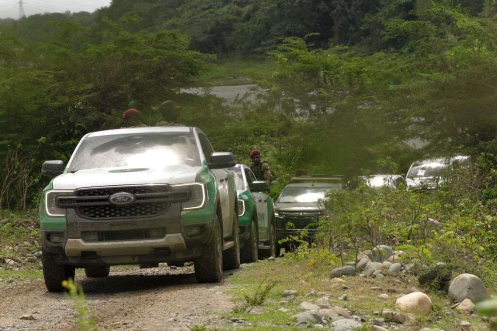 La acción militar ejecuta la Resolución 002-2026 del Ministerio de Medio Ambiente, que declara el afluente en estado de emergencia y dispone recuperar su cauce y detener la extracción ilegal de agregados