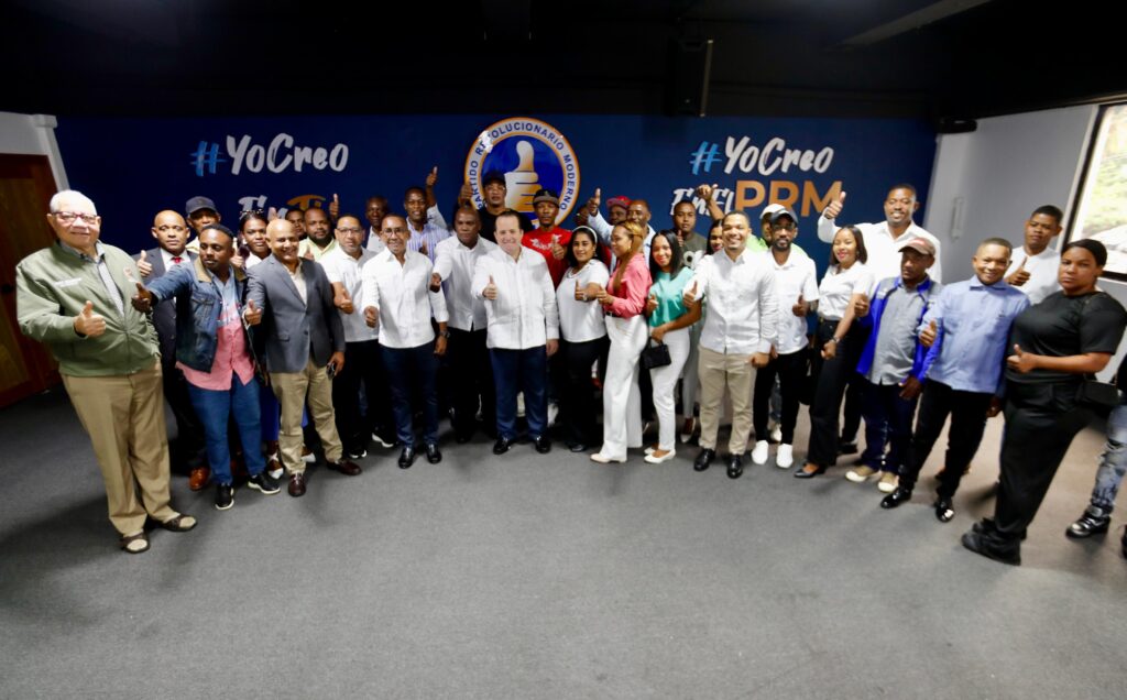 PRM juramenta al expresidente del PLD en el Distrito Municipal Los Botados