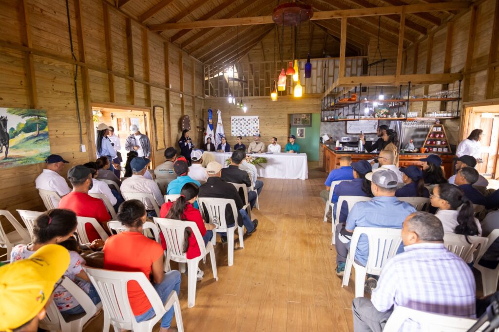 La iniciativa, vinculada al proyecto “Fortalecimiento de la oferta ecoturística y el desarrollo sostenible en la comunidad El Palero”, afianza la gestión compartida de la Reserva Forestal Alto Mao y el manejo territorial del Parque Nacional Armando Bermúdez
