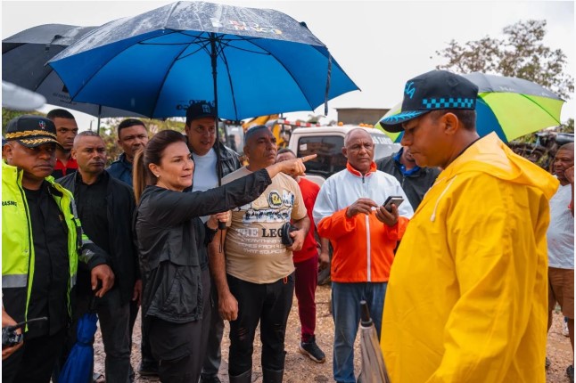 Carolina Mejía coordina entrega de ayuda en zonas afectadas por las lluvias