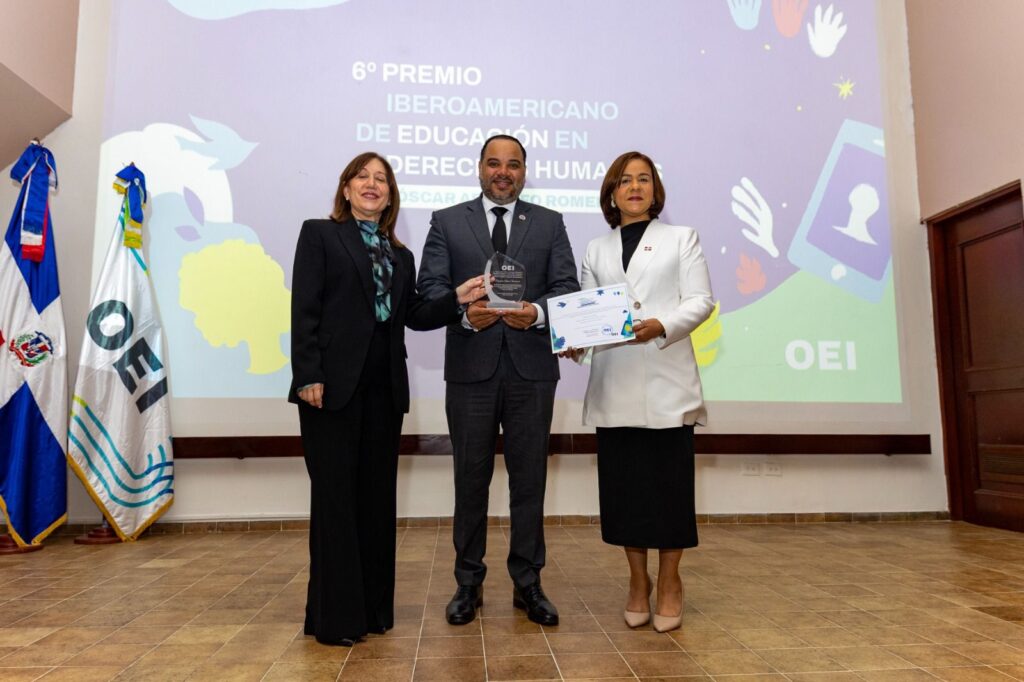 La iniciativa "Defensor Estudiantil" que obtuvo la máxima puntuación evidenció una transformación en la convivencia de los centros intervenidos, logrando reducir drásticamente los casos de discriminación y empoderar a los jóvenes en la resolución pacífica de conflictos.