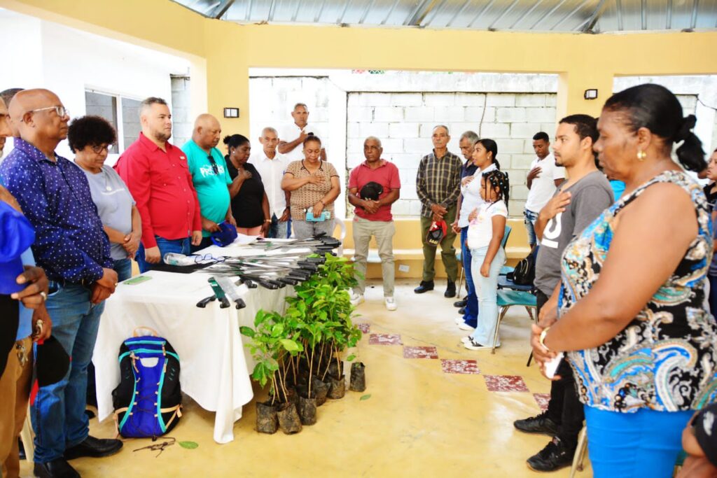 Agricultores reciben 60 mil plantulas de café y herramientas de labranza.