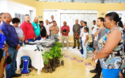 Agricultores reciben 60 mil plantulas de café y herramientas de labranza.