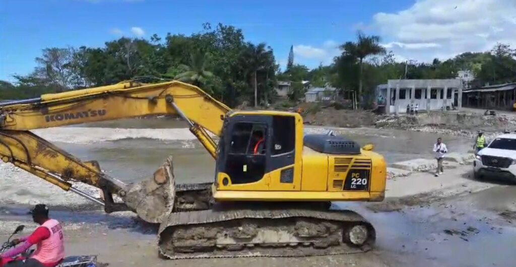 Equipos pesados del INDRHI trabajan en río Camú