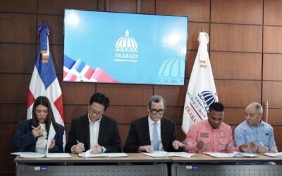 Firma del acuerdo Cormidom, ministerio y trabajadores.