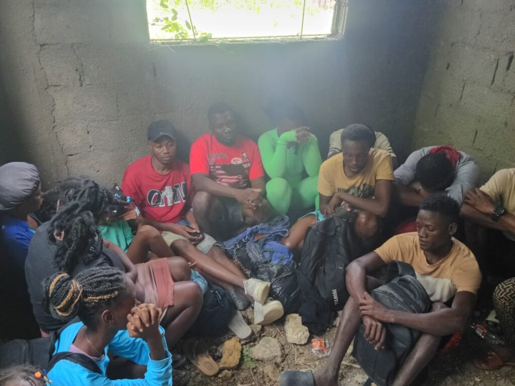 En la propiedad fueron detenidos unos 49 extranjeros en condición migratoria irregular.