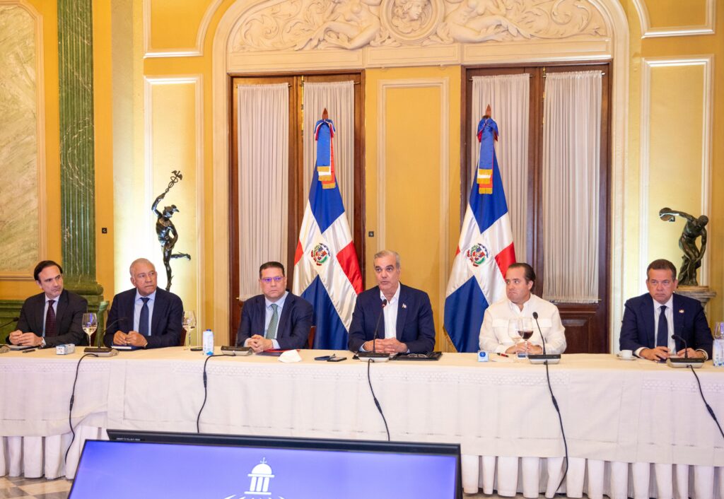 Mandatario convoca a estos sectores a reunirse dentro de dos semanas para continuar evaluando la crisis internacional.