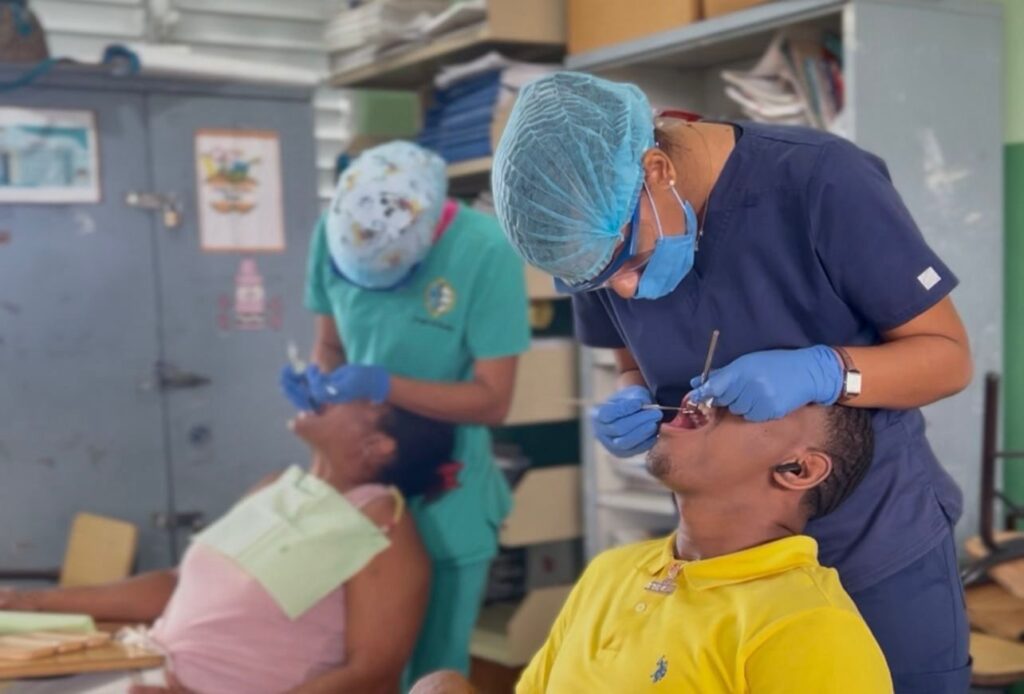 En el operativo médico gratuito realizado hoy en el Centro Educativo Prof. Isidro Pérez Bello, las familias fueron atendidas en medicina integral y recibieron medicamentos gratis