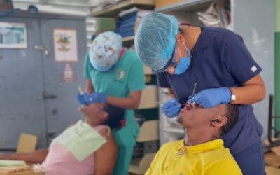 En el operativo médico gratuito realizado hoy en el Centro Educativo Prof. Isidro Pérez Bello, las familias fueron atendidas en medicina integral y recibieron medicamentos gratis
