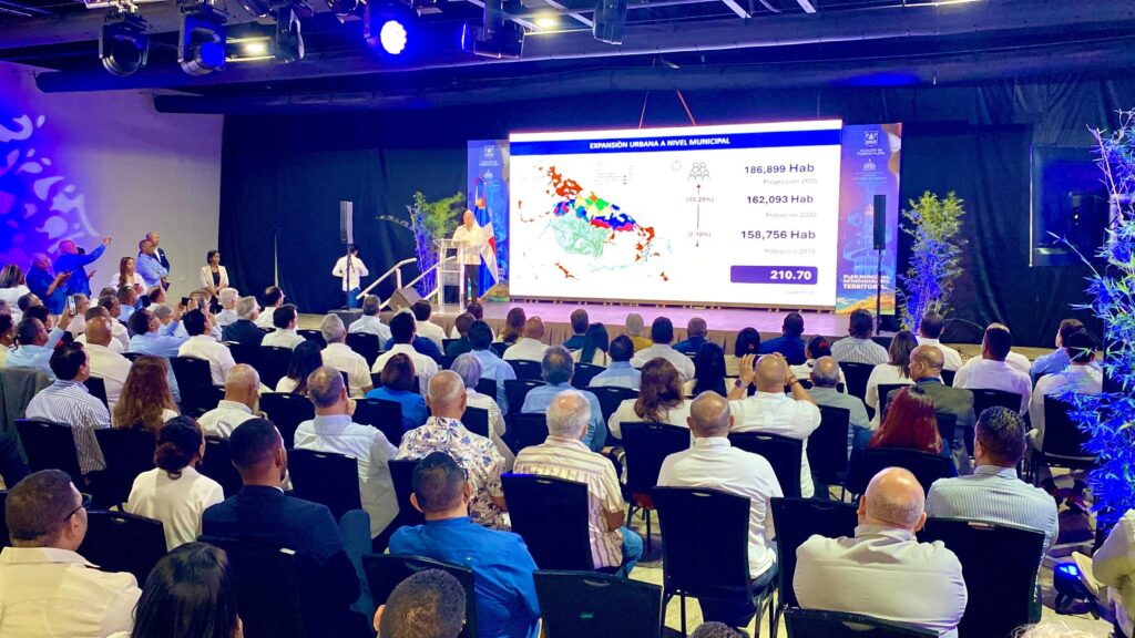 Alcalde Diomedes Roque García y Ayuntamiento de Puerto Plata junto al Ministro Paliza encabezan presentación del Plan de Ordenamiento Territorial