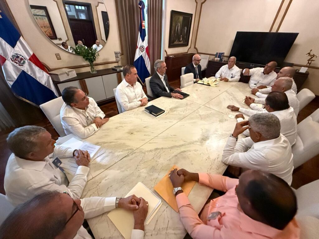 Presidente Luis Abinader se reúne con representantes de ADOFA, FENARROZ y APRANO para consolidar políticas de desarrollo, investigación y sostenibilidad del arroz