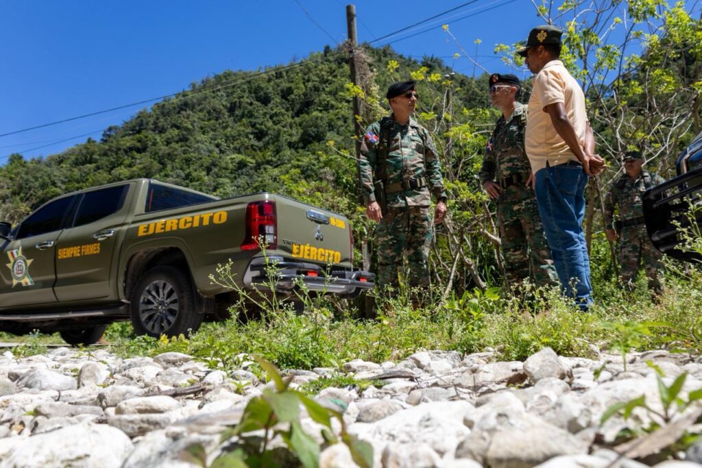 Sostiene encuentros con los Senadores de las provincias Barahona e Independencia. La visita se enmarca dentro de una serie de recorridos orientados a fortalecer los dispositivos de seguridad en la línea fronteriza