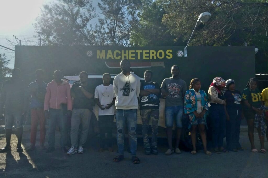 El vehículo fue interceptado en el callejón de la Guayaba del distrito municipal de Pueblo Nuevo, del municipio Mao, luego de que el conductor intentara escapar de los miembros del ERD.