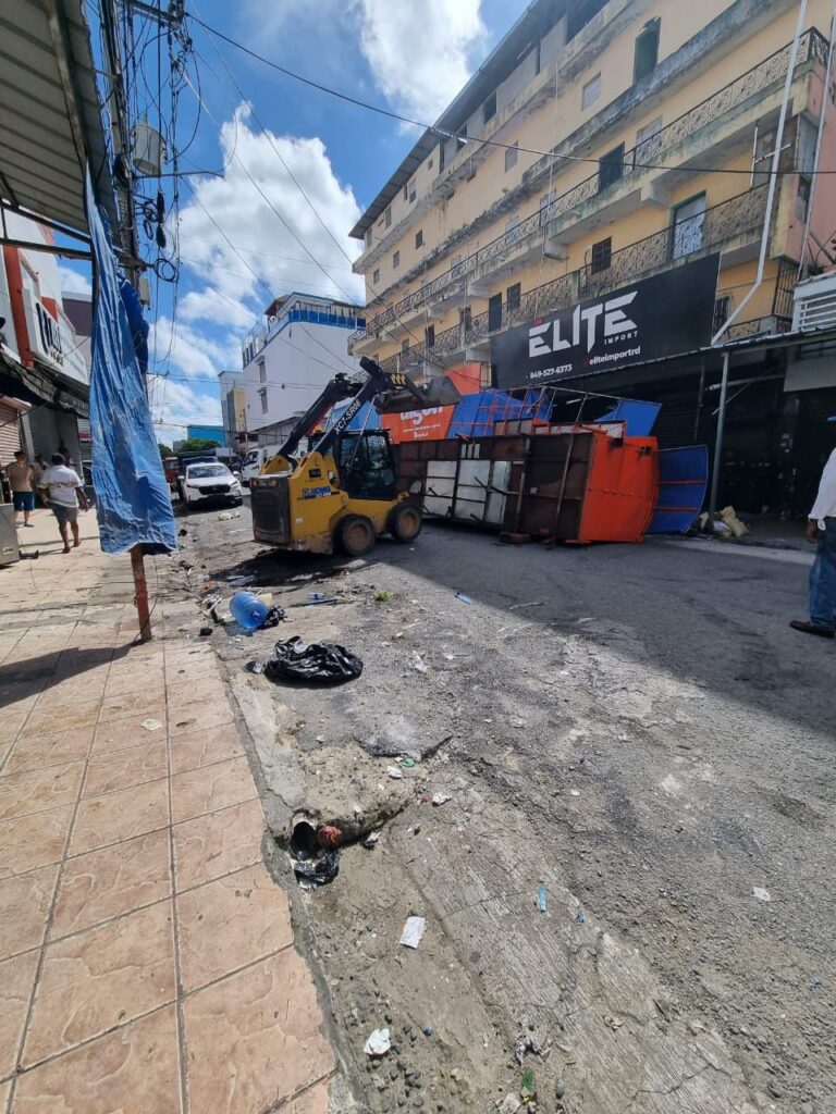 Comerciantes y asociaciones de buhoneros respaldan estas intervenciones que promueven el orden en estas vías
