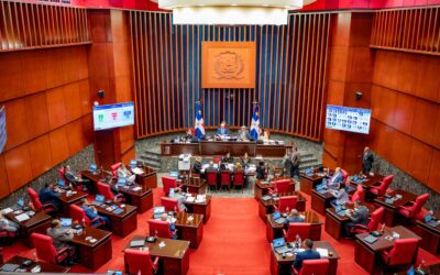 Esta ley contempla sanciones severas como suspensión de operaciones y penalidades económicas.