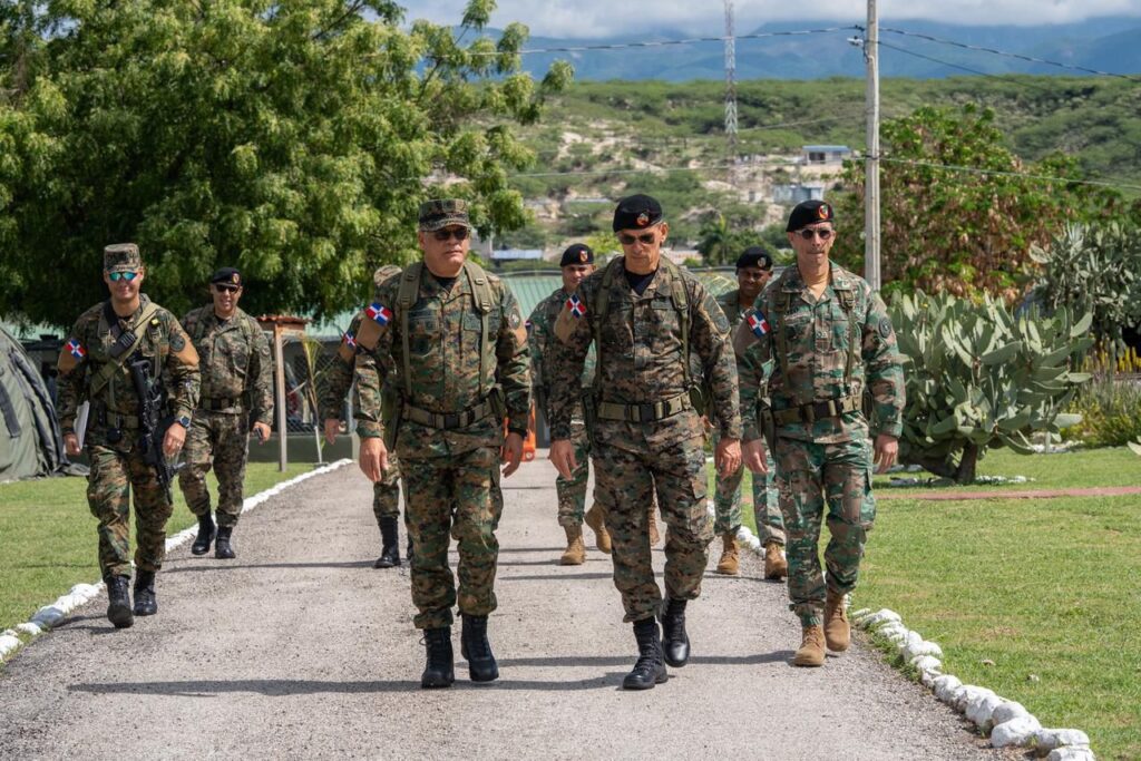 Ministro de Defensa supervisa zona fronteriza en Jimaní