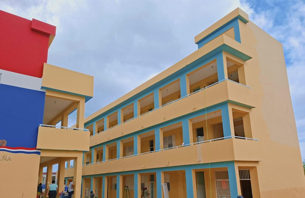 Los dos Centros Educativos que fueron concluidos en menos de un año por la Dirección de Infraestructura Escolar a través del Plan “Aulas 24/7-365” serán inaugurados por el presidente Luis Abinader próximamente