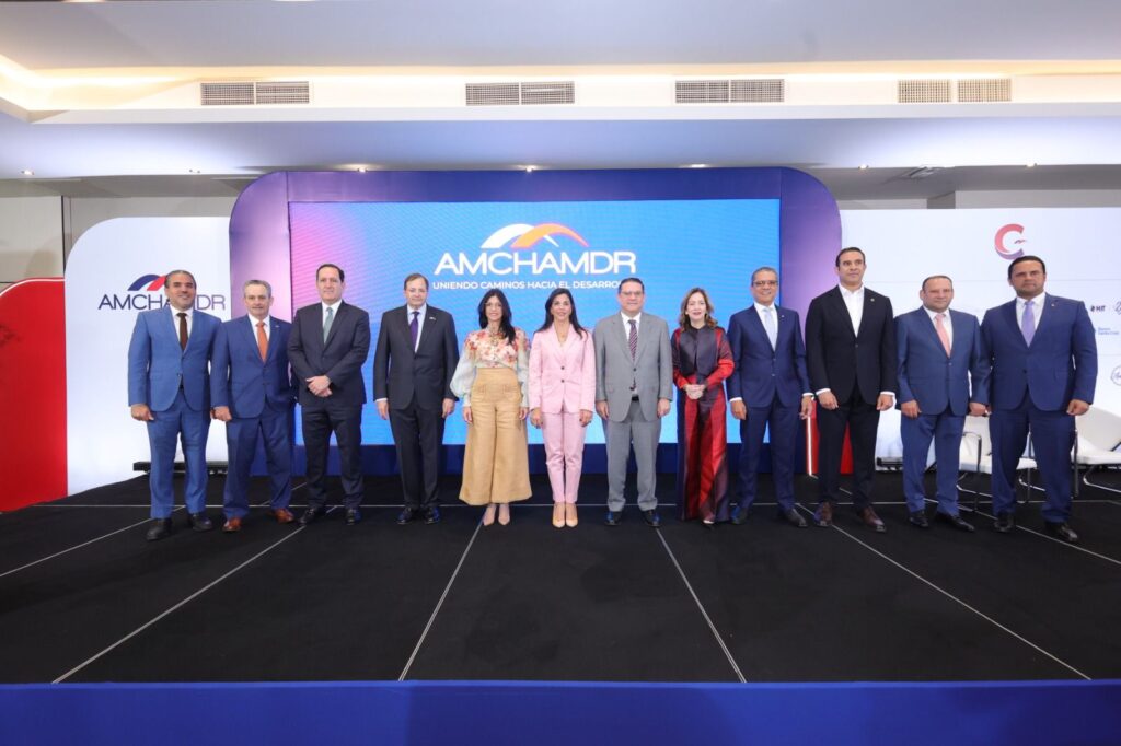 Ministro Eduardo Sanz Lovatón y Claudia Pellerano durante almuerzo de AMCHAMDR.
