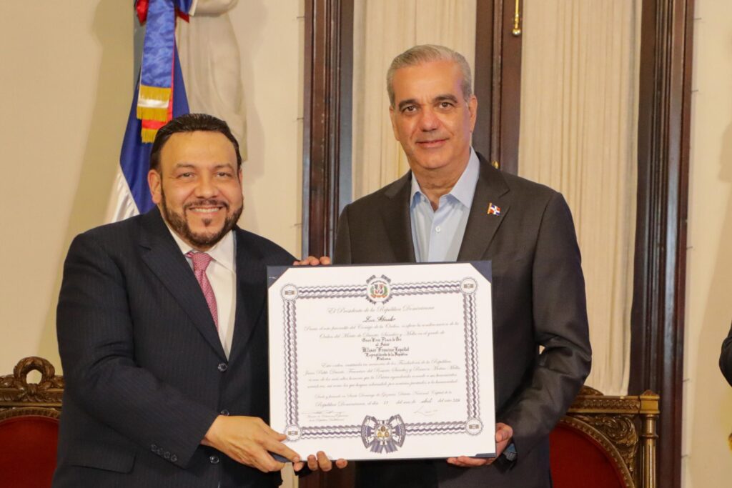 Dicha condecoración se otorga al conmemorar los 150 años del gobierno de Espaillat.