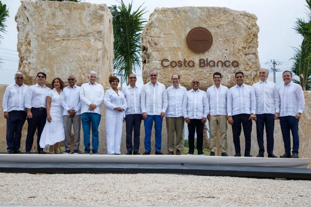 Plan incluye proyecto Costa Blanca con hotel, saneamiento y planta de tratamiento, asfaltado de 125 kilómetros de calles, 5,145 luminarias, centros educativos, Hospital Pediátrico San Andrés, parque recreativo con anfiteatro, malecón de Andrés y títulos de propiedad para miles de familias