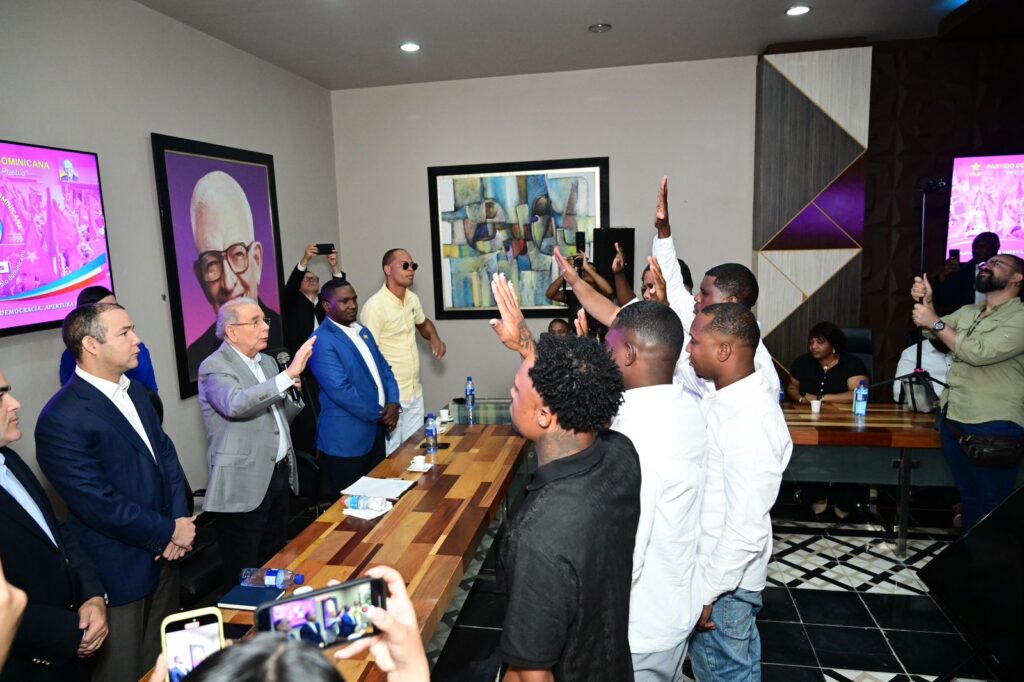 Danilo Medina juramenta exdirigentes del PRM