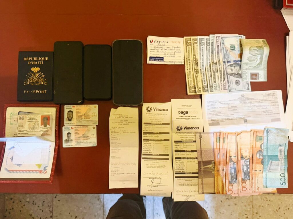 De acuerdo con las investigaciones, el detenido presuntamente se dedicaba al traslado ilegal de extranjeros hacia territorio dominicano utilizando documentos fraudulentos de residencia chilena.