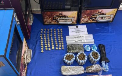 Durante el operativo los equipos fueron atacados a pedradas, resultando uno de los vehículos con los cristales rotos