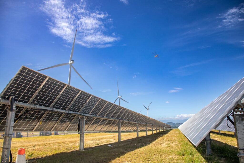 Ministro de Energía y Minas, Joel Santos, destaca que gestión del presidente Abinader casi cuadruplicó capacidad renovable del país y proyecta más de 1,000 megavatios adicionales para 2028, fortaleciendo seguridad energética y Meta 2036
