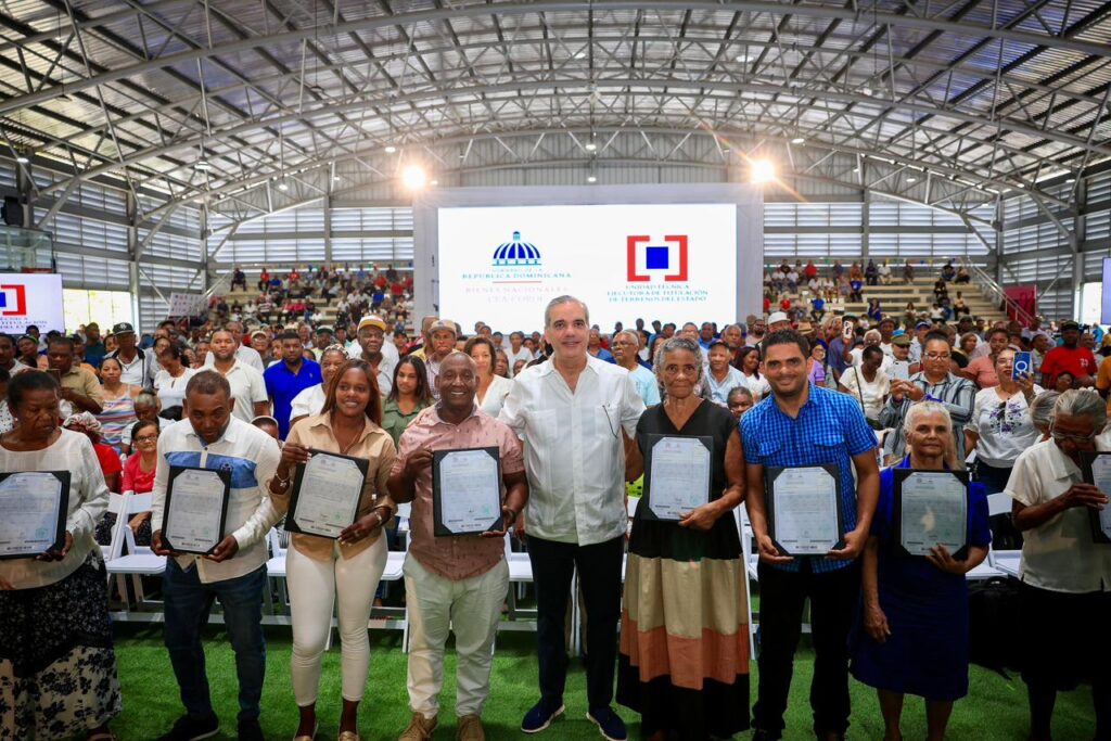 Mandatario anuncia que se trabaja para entregar otros 7,000 títulos de propiedad en otros sectores de la circunscripción tres del Distrito Nacional