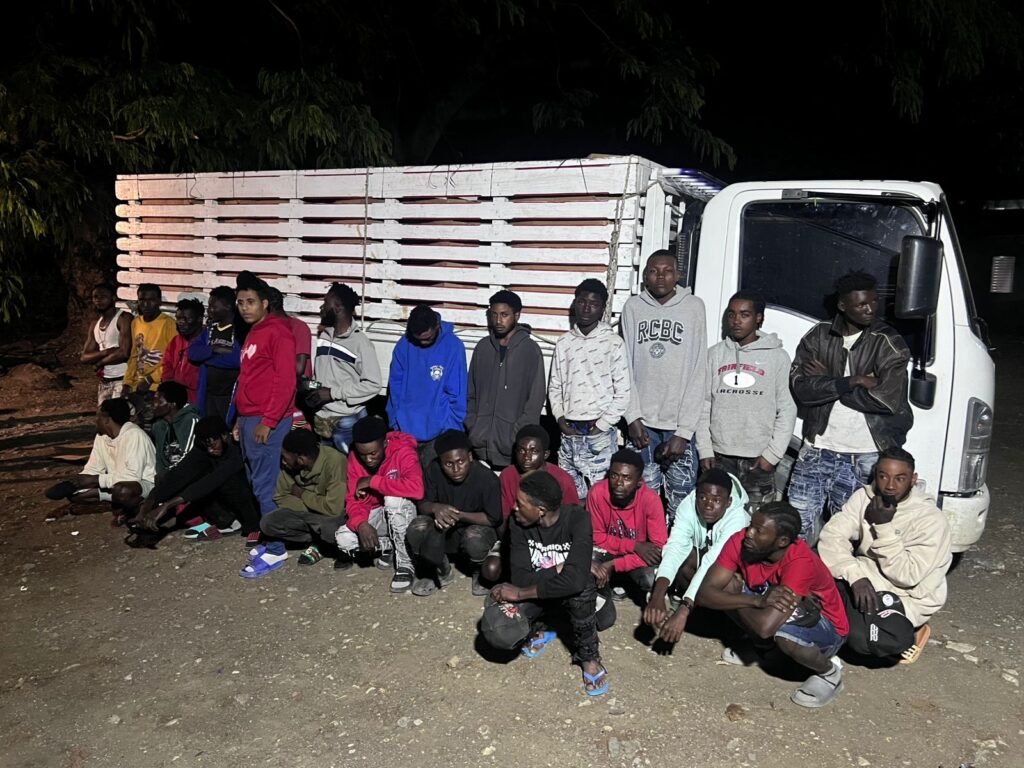 Los indocumentados fueron encontrados cubiertos con cartones en la cama del camión interceptado.
