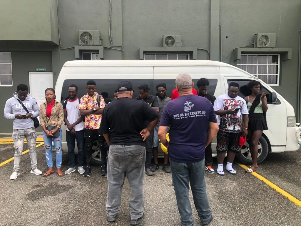Arrestan conductor y cobrador que transportaban haitianos indocumentados.