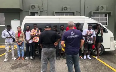 Arrestan conductor y cobrador que transportaban haitianos indocumentados.