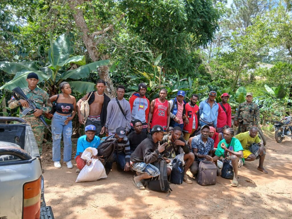 Los extranjeros indocumentados fueron interceptados en las comunidades Las Caobas, el Vallecito y en una zona montañosa de difícil acceso.