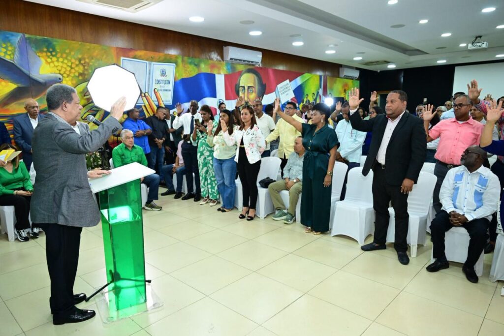 Leonel Fernández juramenta dirigentes magisteriales y promete priorizar la educación