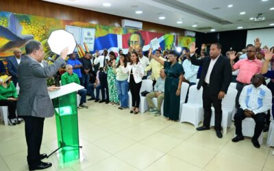 Leonel Fernández juramenta dirigentes magisteriales y promete priorizar la educación