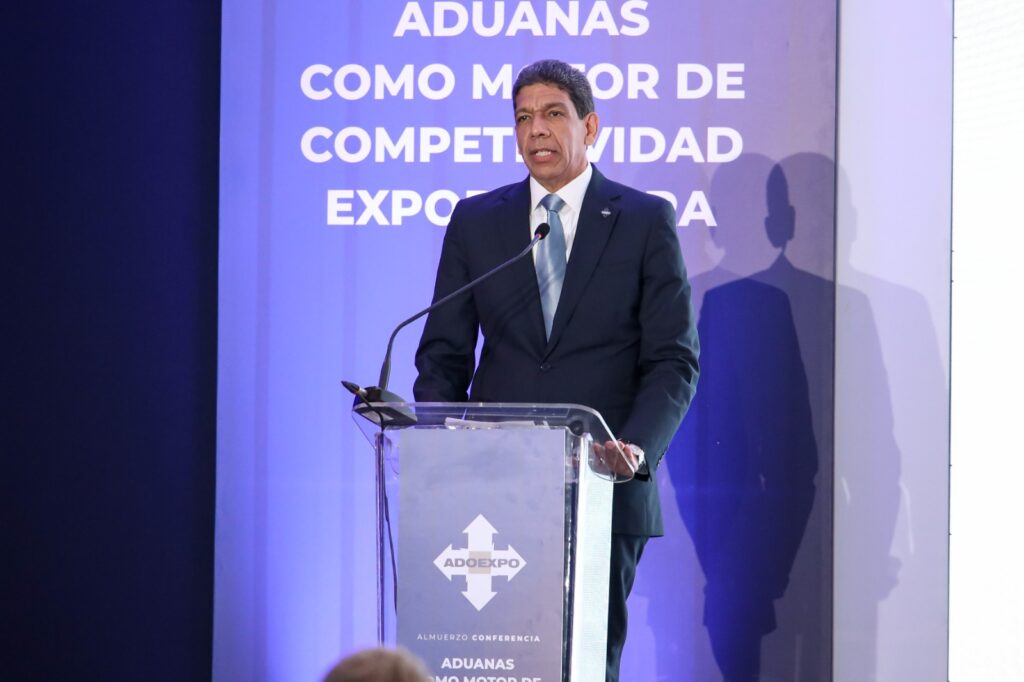 Karel Castillo, destaca el incremento de ese sector en el primer trimestre de este año, durante un almuerzo-conferencia con el director general de Aduanas.