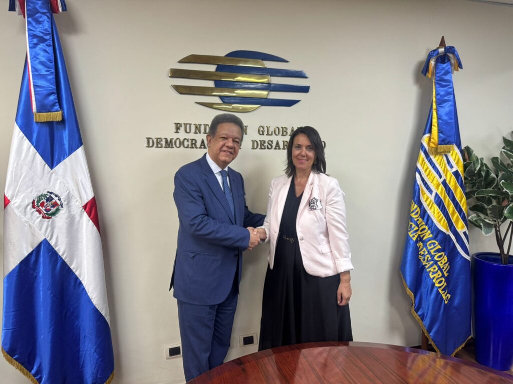 Leonel Fernández, recibió la visita de Su Excelencia, la embajadora S.E. Emriye Bağdagül Ormancı.