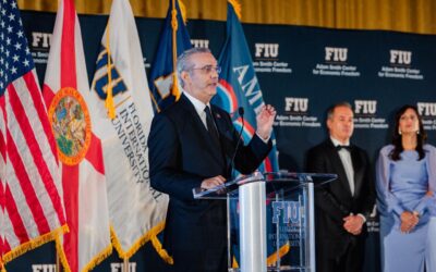 Durante su visita, el mandatario sostuvo encuentros académicos e institucionales y recibió el premio “Champion of Freedom Award” otorgado por la Florida International University