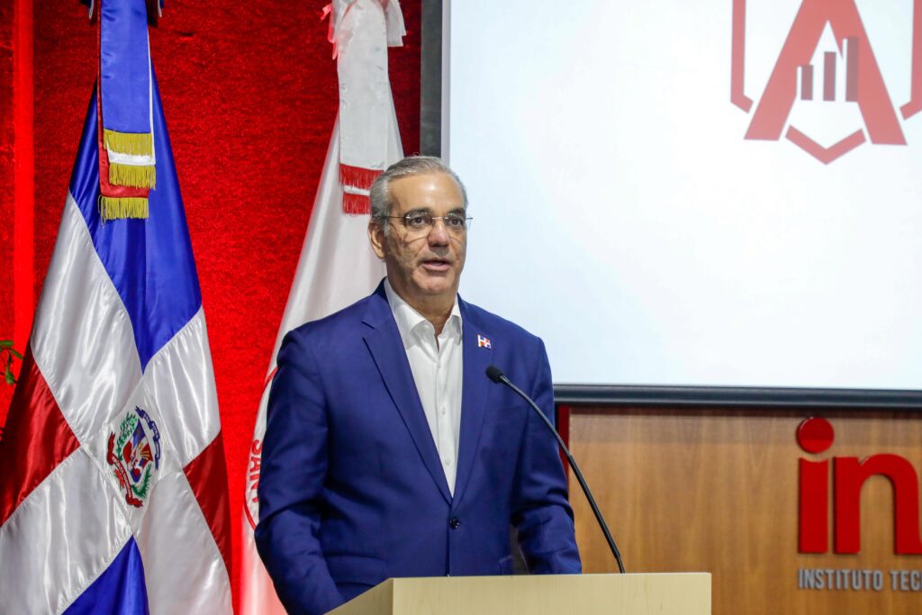 El mandatario inauguró el espacio "Aula Abierta de Economía", donde destacó que el desarrollo sostenible se construye con instituciones fuertes, responsabilidad fiscal y visión de largo plazo