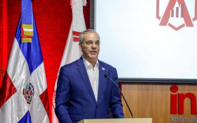 El mandatario inauguró el espacio "Aula Abierta de Economía", donde destacó que el desarrollo sostenible se construye con instituciones fuertes, responsabilidad fiscal y visión de largo plazo