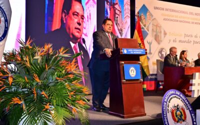 El presidente del Colegio Dominicano de Notarios, Jhon Richard Paniagua Feliz, asume la tesorería de la CAAm-UINL en una histórica sesión que reunió en Bolivia a delegaciones de 92 países.