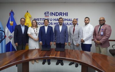 Representantes del INDRHI y de la PUCMM durante la firma del acuerdo interinstitucional realizado en la sede del organismo hidráulico.