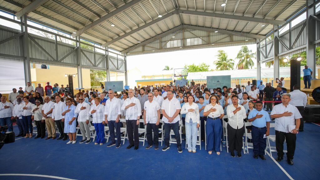 Ministro de Educación, Luis Miguel De Camps, afirma que la visión del presidente Abinader es convertir las escuelas en verdaderos centros de desarrollo comunitario