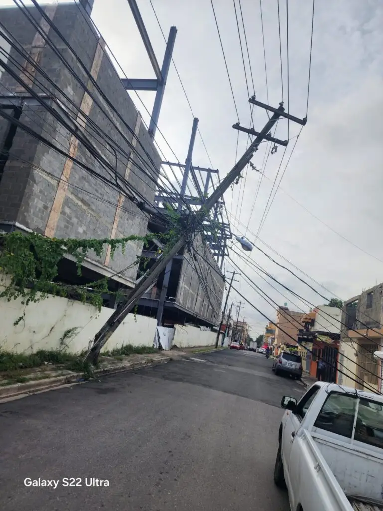 De acuerdo con informaciones obtenidas en la zona, dicho poste fue impactado por un vehículo y, al momento de llegar el personal técnico al lugar, el conductor ya no se encontraba en el área.