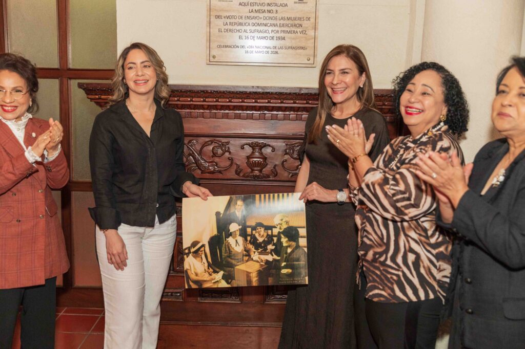 Ministerio de la Mujer y Alcaldía del DN develan tarja en honor a las sufragistas dominicanas